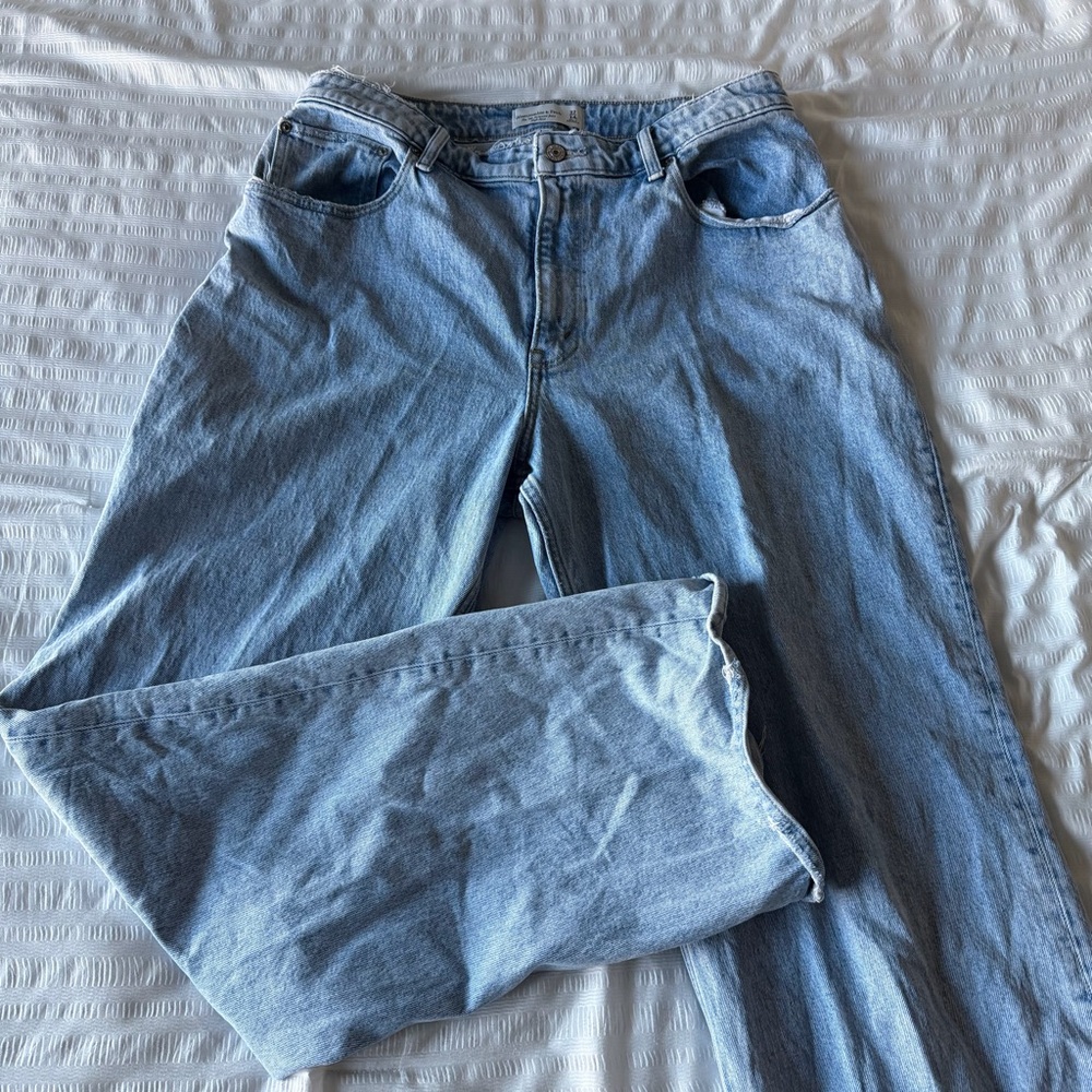 Abercrombie & Fitch Light Blue 90s Relaxed Jeans